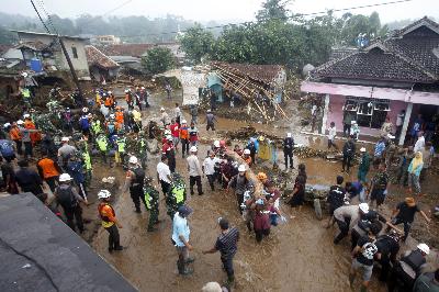 Kampung Cibuntu pasca  banjir bandang di Desa Pasawahan, Cicurug, Sukabumi, Jawa Barat, 22 September 2020.  ANTARA/Yulius Satria Wijaya