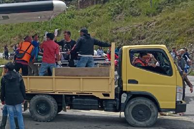 Korban penembakan Kelompok Kriminal Bersenjata (KKB) dibawa menggunakan truk menuju pesawat saat evakuasi di Intan Jaya, Papua, 14 September 2020. ANTARA/Humas Polda Papua