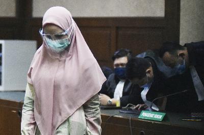 Terdakwa, Pinangki Sirna Malasari, mengikuti sidang perdana dengan agenda pembacaan surat dakwaan di Pengadilan Tindak Pidana Korupsi pada Pengadilan Negeri Jakarta Pusat, 23 September 2020.  TEMPO/Imam Sukamto