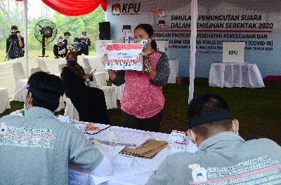 Warga memeriksa kelayakan kertas suara sebelum memasuki bilik suara dalam simulasi pemungutan suara pilkada serentak 2020 di Serpong, Tangerang Selatan, 12 September 2020. Tempo/Nurdiansah