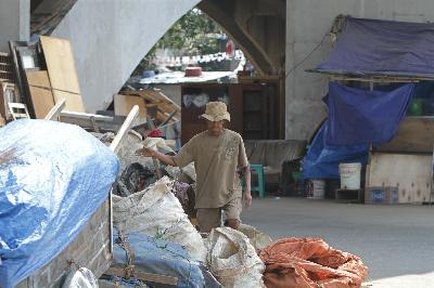 Pemulung memilah sampah di kolong jembatan Manggarai, Jakarta, 9 September 2020.  TEMPO/Subekti