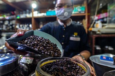 Pekerja mengemas biji kopi di Dunia Kopi Santa, Jakarta, 23 September 2020. Tempo/Tony Hartawan