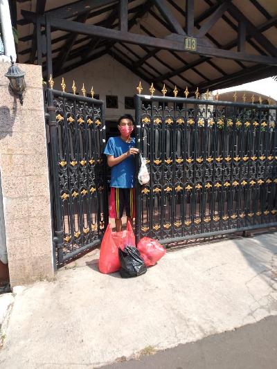 Bantuan solidaritas warga kepada tetangganya yang melakukan isolasi mandiri akibat covid 19 di RT 02/RW 07 Komplek Perumahan Angkatan Darat, Kelurahan Cibubur, Ciracas, Jakarta Timur, Foto: Kolonel Shahrin