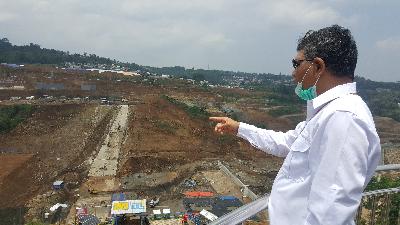 PKK Pembangunan Bendung Ciawi, Marojohan Luman Ghaol menunjukan pembangunan bendungan Ciawi di Bogor, Jawa Barat, 24 September 2020. TEMPO/M.A MURTADHO