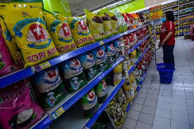 Penjualan kebutuhan pokok di Hypermart, Jakarta, 24 September 2020. Tempo/Tony Hartawan