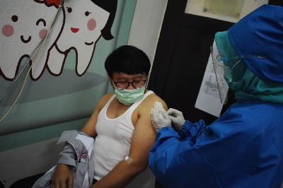 Sukarelawan mengikuti suntik tahap pertama pada uji klinis vaksin SARS-CoV-2  di Puskesmas Ciumbuleuit, Bandung, Jawa Barat, 14 Agustus 2020. TEMPO/Prima Mulia