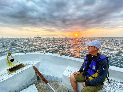 Pendiri TX Travel, Anton Thedy, dalam Sunset boat trip di Tanjung Lesung, Pandeglang, Banten. Dok. Anton Thedy