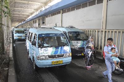 Mobil angkutan umum Jak Lingko di Tanah Abang, Jakarta, 15 Oktober 2019. TEMPO/Muhammad Hidayat