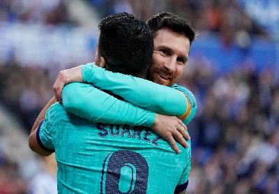 Pemain Barcelona, Lionel Messi dan Luis Suarez di Anoeta Stadium, San Sebastian, Spanyol, 14 Desember 2019. REUTERS/Vincent West