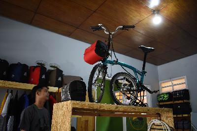 Pengunjung melihat sepeda lipat Kreuz di showroom dan bengkel produksi Kreuz di Bandung, Jawa Barat, 23 September 2020. TEMPO/Prima Mulia
