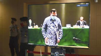 Terperiksa Ketua KPK Firli Bahuri, mengikuti sidang yang digelar oleh Dewan Pengawas KPK, di Gedung ACLC Komisi Pemberantasan Korupsi, Jakarta,  24 September 2020. TEMPO/Imam Sukamto