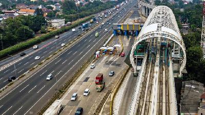 Proyek LRT Jabodetabek rute Cawang-Cibubur, salah satu proyek yang pembebasan lahannya dibiayai oleh LMAN, di kawasan Kampung Makasar, Jakarta, Juli 2019./ TEMPO/Tony Hartawan
