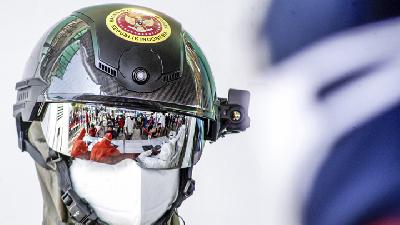 Petugas menggunakan helm pendeteksi suhu tubuh, saat BIN mengadakan rapid test massal di CIbinong, Bogor, Jawa Barat, Juni 2020. ANTARA/Yulius Satria Wijaya