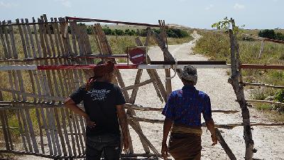 Masyarakat adat Marapu mesti membongkar pagar untuk mengakses Katuada Njara Yuara Ahu, Agustus 2020./TEMPO/ Budiarti Utami Putri
