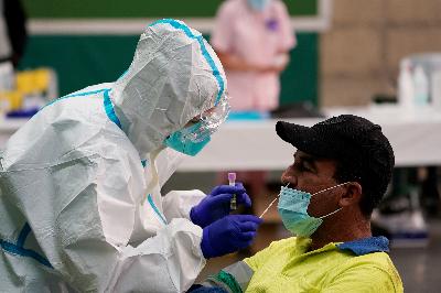 Petugas medis mengambil sampel swab warga di Laguardia, Spanyol, 21 September 2020. REUTERS/Vincent West