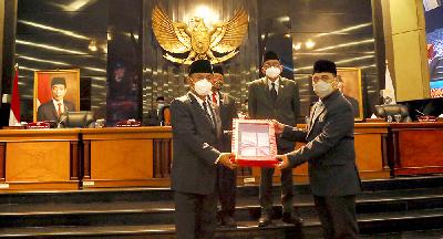 Dewan Perwakilan Rakyat Daerah (DPRD) Provinsi DKI Jakarta resmi menerima draf rancangan peraturan daerah (Raperda) tentang Penanggulangan Covid-19 pada rapat paripurna, 23 September 2020. dprd-dkijakartaprov.go.id