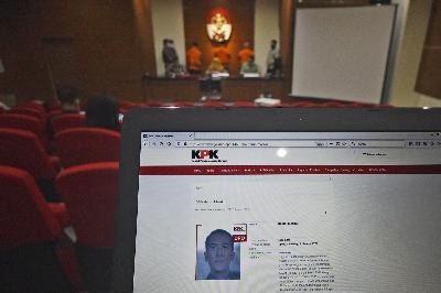 Foto Harun Masiku masuk dalam Daftar Pencarian Orang (DPO) di laman website KPK, di gedung Komisi Pemberantasan Korupsi, Jakarta, 30 Juni 2020. TEMPO/Imam Sukamto