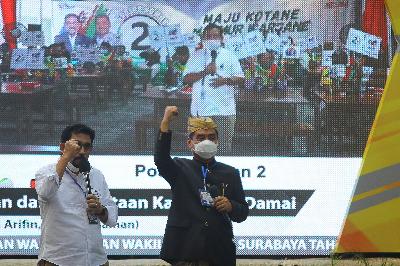 Calon Wali Kota dan Wakil Wali Kota Surabaya nomor urut dua Machfud Arifin (kiri) dan Mujiaman, saat Deklarasi Kampanye Damai di Surabaya, Jawa Timur, 26 September 2020. ANTARA/Moch Asim