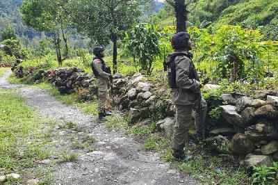 Personel Brimob BKO bersiaga disalah satu TKP penembakan di Sugapa, Kabupaten Intan Jaya, Papua. ANTARA/HO-Humas Polda Papua