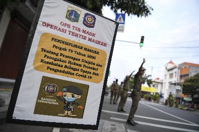 Personel Satpol PP menggelar Operasi Tertib Masker di kawasan Kota Tua, Jakarta, 27 September 2020. ANTARA/Hafidz Mubarak A