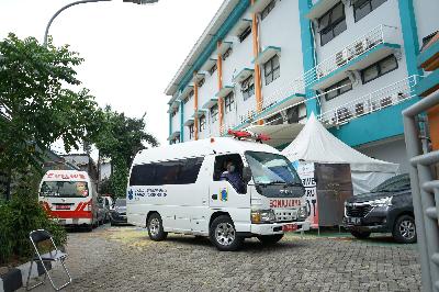Tenaga kesehatan dengan menggunakan ambulan memasuki Puskesmas Kecamatan Palmerah di Jakarta, 28 September 2020. TEMPO/Muhammad Hidayat