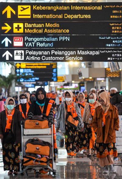 Jamaah umroh menggunakan masker tiba di Terminal 3 Bandara Soekarno-Hatta Tangerang, Banten, 2 Maret 2020. TEMPO/Tony Hartawan