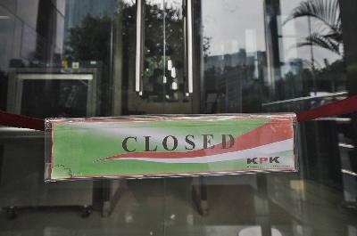 Sebagian kantor tutup saat PSBB di gedung Komisi Pemberantasan Korupsi, Jakarta, 13 Mei 2020. TEMPO/Imam Sukamto