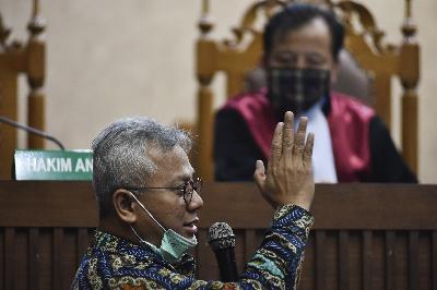 Ketua Komisi Pemilihan Umum RI, Arief Budiman, memberikan keterangan sebagai saksi dalam sidang lanjutan dua orang terdakwa Wahyu Setiawan dan Tio Fridelina, di gedung Pengadilan Tindak Pidana Korupsi, Jakarta, 4 Juni 2020.  TEMPO/Imam Sukamto