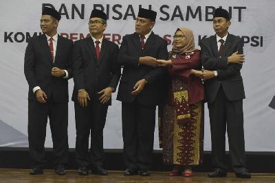 Pimpinan KPK (dari kiri) Nurul Ghufron, Alexander Marwata, Firli Bahuri, Lili Pintauli Siregar dan Nawawi Pomolango dalam acara serah terima jabatan Pimpinan KPK di gedung Komisi Pemberantasan Korupsi, Jakarta, 20 Desember 2019. 