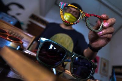 Pembuatan kaca mata dri bahan baku papan skate board bekas di kawasan Kramat Jati, Jakarta, 24 September 2020. Tempo/Tony Hartawan
