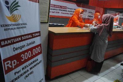 Warga menerima Bantuan Sosial tunai Rp 300.000 di Kantor Pos Cikutra, Bandung, Jawa Barat, 5 Agustus 2020. TEMPO/Prima Mulia