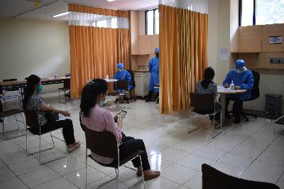 Relawan menunggu giliran saat simulasi pelaksanaan uji klinis vaksin Covid-19 di RS Pendidikan Universitas Padjadjaran, Bandung, Jawa Barat, 6 Agustus 2020. TEMPO/Prima Mulia