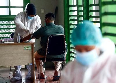 Tenaga kesehatan mengambil sampel darah untuk tes Covid-19 di Bekasi, Jawa Barat, 29 September 2020. REUTERS/Ajeng Dinar Ulfiana