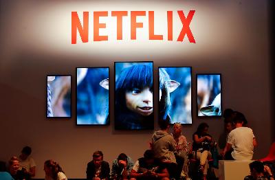 Stand Netflix pada pameran game digital Cologne, Jerman, Agustus 2019. REUTERS/Wolfgang Rattay