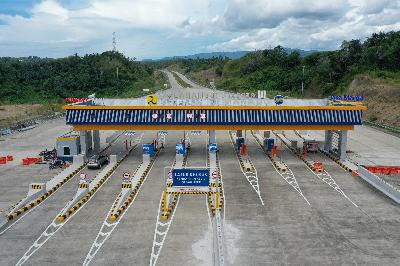 Gerbang tol Manado-Bitung ruas Manado-Danowudu, Sulawesi Utara, 29 September 2020.  BPMI Setpres