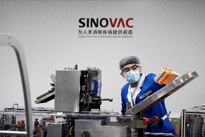 Bagian pengemasan pabrik pembuat vaksin Sinovac Biotech di Beijing, Cina, 24 September 2020. REUTERS/Thomas Peter