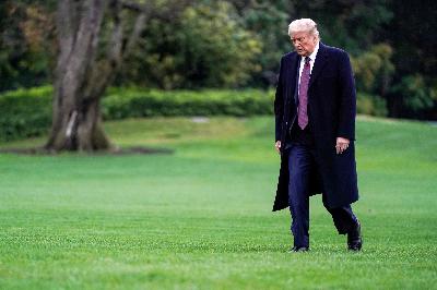 Presiden Amerika Serikat Donald Trump berjalan di Halaman Selatan Gedung Putih, Washington, Amerika Serikat, 1 Oktober 2020. REUTERS/Joshua Roberts