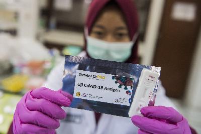 Peneliti menunjukkan alat deteksi cepat atau Rapid Test CePAD Antigen di Pusat Riset Bioteknologi Molekular dan Bioinformatika Universitas Padjadjaran, Bandung, Jawa Barat, 21 Mei 2020. Antara/M Agung Rajasa