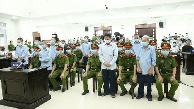 Petani Desa Dong Tam menjalani persidangan atas kematian tiga anggota polisi dan seorang petani, saat terjadi konflik lahan Januari lalu, di Hanoi, Vietnam, 14 September 2020. Reuters/Doan Tan/VNA