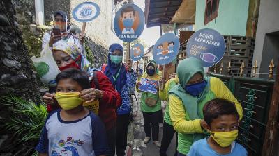 Sosialisasi gerakan 3M (memakai masker, mencuci tangan, dan menjaga jarak) di kawasan pemukiman warga Tanah Sareal , Kota Bogor, Jawa Barat, Kamis (1/10/2020). ANTARA/Yulius Satria Wijaya