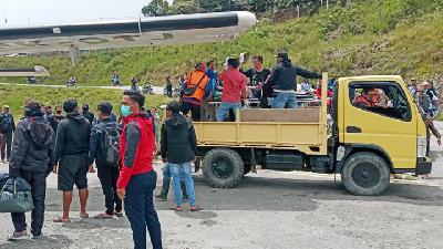 Evakuasi korban penembakan Kelompok Kriminal Bersenjata (KKB) dibawa di Intan Jaya, Papua, 14 September 2020. ANTARA/Humas Polda Papua