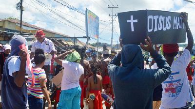 Sejumlah mahasiswa Manokwari menggotong peti mati sebagai bentuk penolakan rencana penerapan Otsus Jilid 2, di Manokwari, Papua, Juli 2020. Jubi/Hans Arnold Kapisa