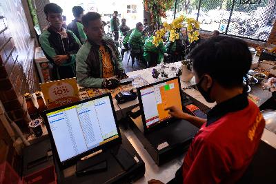 Pengemudi ojek daring memesan makanan di sebuah restoran, Sunter, Jakarta, 2 April 2020. Tempo/Tony Hartawan