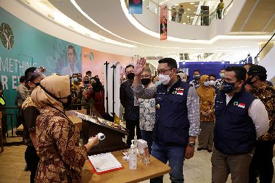 Gubernur Jawa Barat Ridwan Kamil saat melakukan inspeksi dan operasi gabungan di Mall The Park Sawangan, Depok, Jawa Barat, 2 Oktober 2020. TEMPO/M Taufan Rengganis
