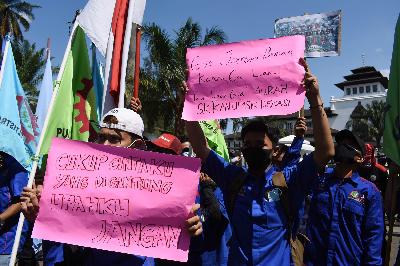 Sejumlah buruh asal Bekasi dan Purwakarta membentang poster saat aksi unjuk rasa menolak pengesahan RUU Omnibus Law di Gedung Sate, Bandung, Jawa Barat, 29 September 2020. TEMPO/Prima Mulia