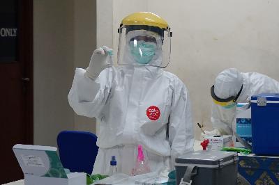Petuga medis menunjukkan sample tes usap di Jakarta, 12 Agustus 2020
TEMPO/Muhammad Hidayat