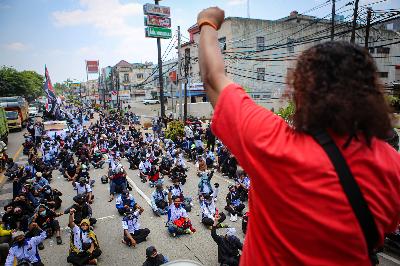 Buruh berunjuk rasa menolak 'omnibus law' di kawasan Jatiuwung, Kota Tangerang, Banten, 5 Oktober 2020. ANTARA/Fauzan