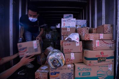 Pekerja melakukan bongkar muat barang pada Drop Point paket JD.ID di kawasan Pancoran, Jakarta, 5 Oktober 2020. Tempo/Tony Hartawan