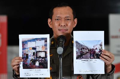 Kepala Biro Penerangan Masyarakat Polri Brigjen Pol Awi Setiyono menunjukkan barang bukti terkait penangkapan terduga teroris di Kantor Bareskrim Polri, Jakarta, 5 Oktober 2020. ANTARA/Sigid Kurniawan