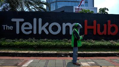 A Gojek rider waiting for a passenger in front of Telkom building, Jakarta, October 2./ Tempo/Tony Hartawan